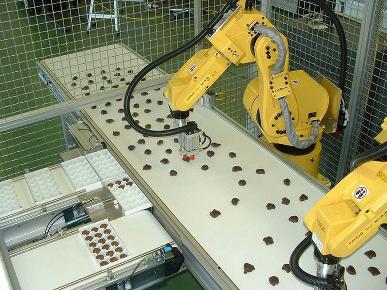 Промышленные роботы сортируют конфеты